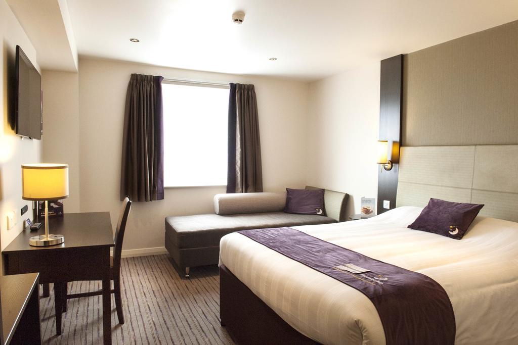 Premier Inn Basingstoke West Экстерьер фото