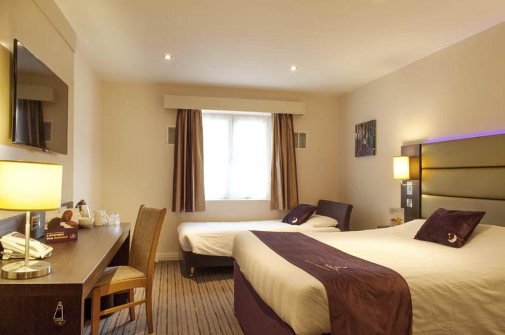 Premier Inn Basingstoke West Экстерьер фото