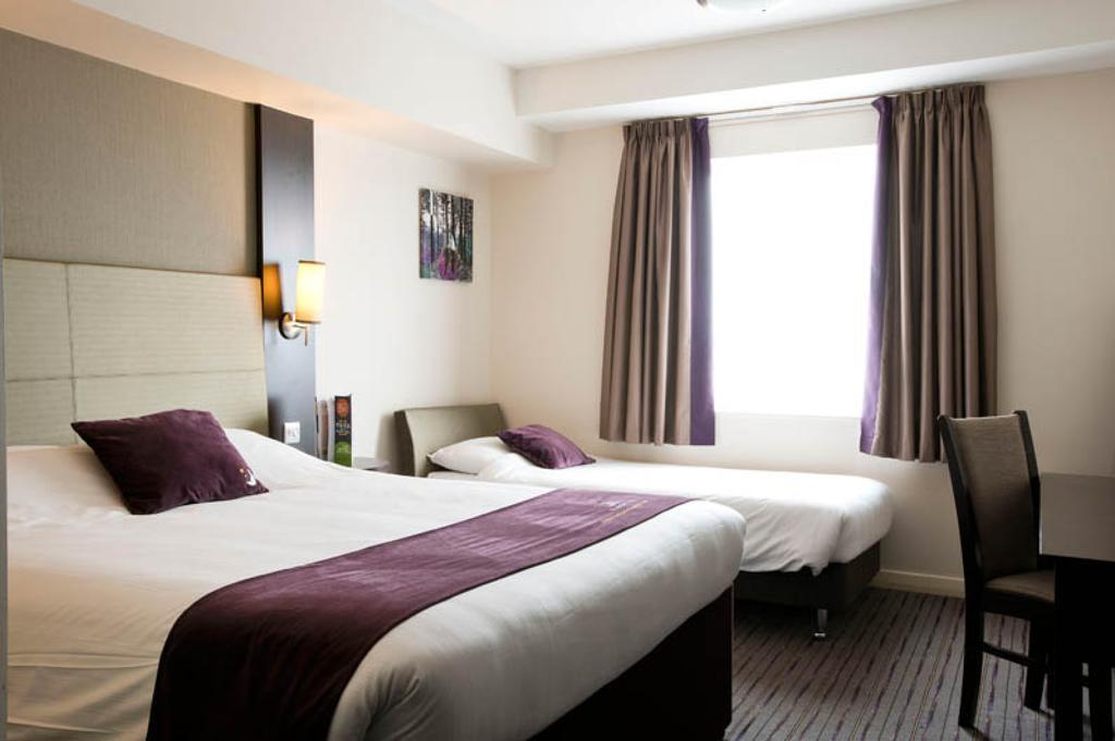 Premier Inn Basingstoke West Экстерьер фото